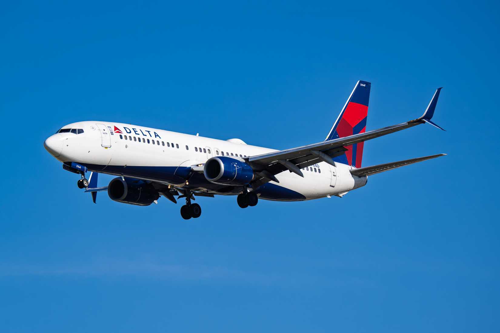 Delta Air Lines Boeing 737-800 N3764D arrival 
