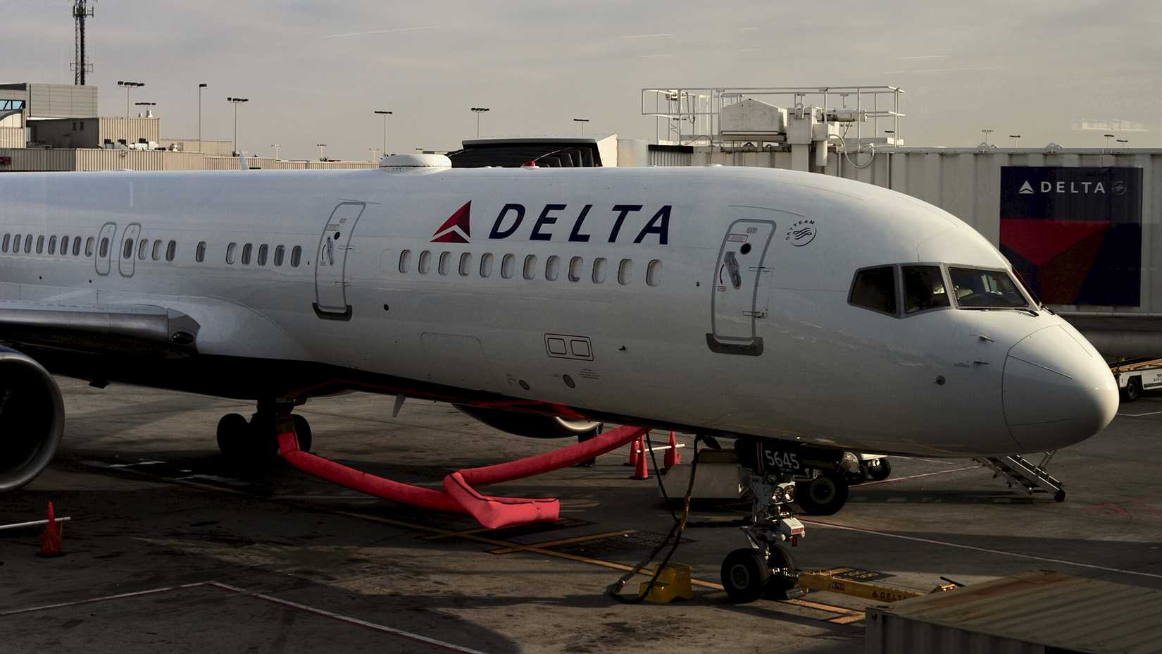 delta air lines boeing 757-200 at the gate in atlanta