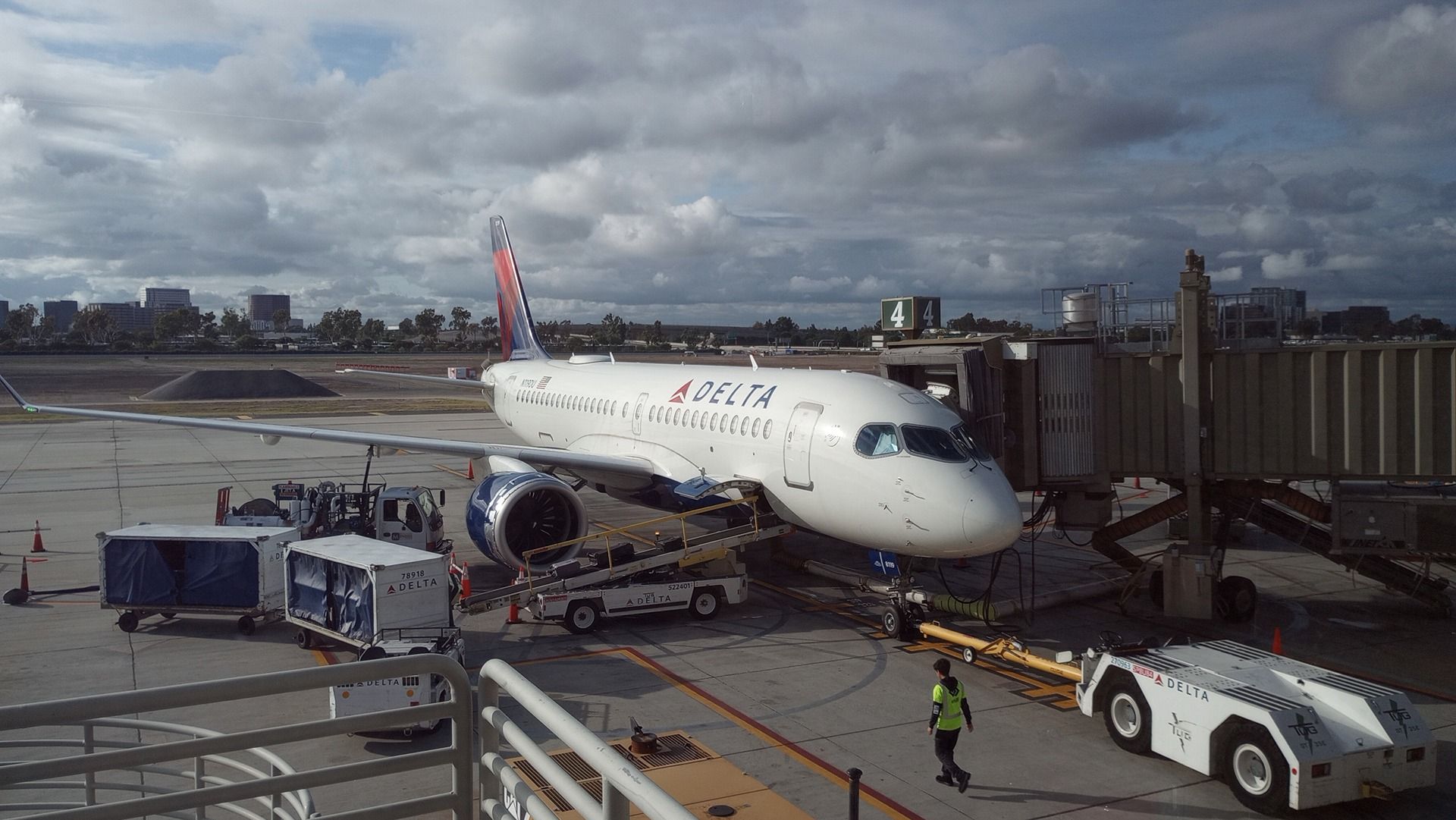 FAA Order Bans First Class Passengers From Sipping Beverages After Pushback