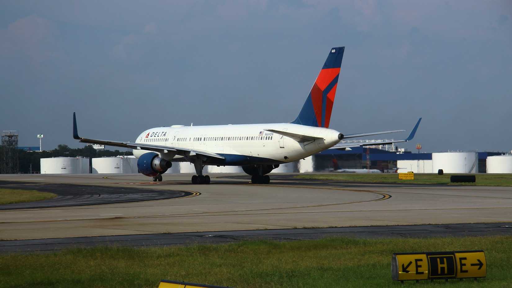 Delta N669DN Boeing 757-200 in Atlanta-1