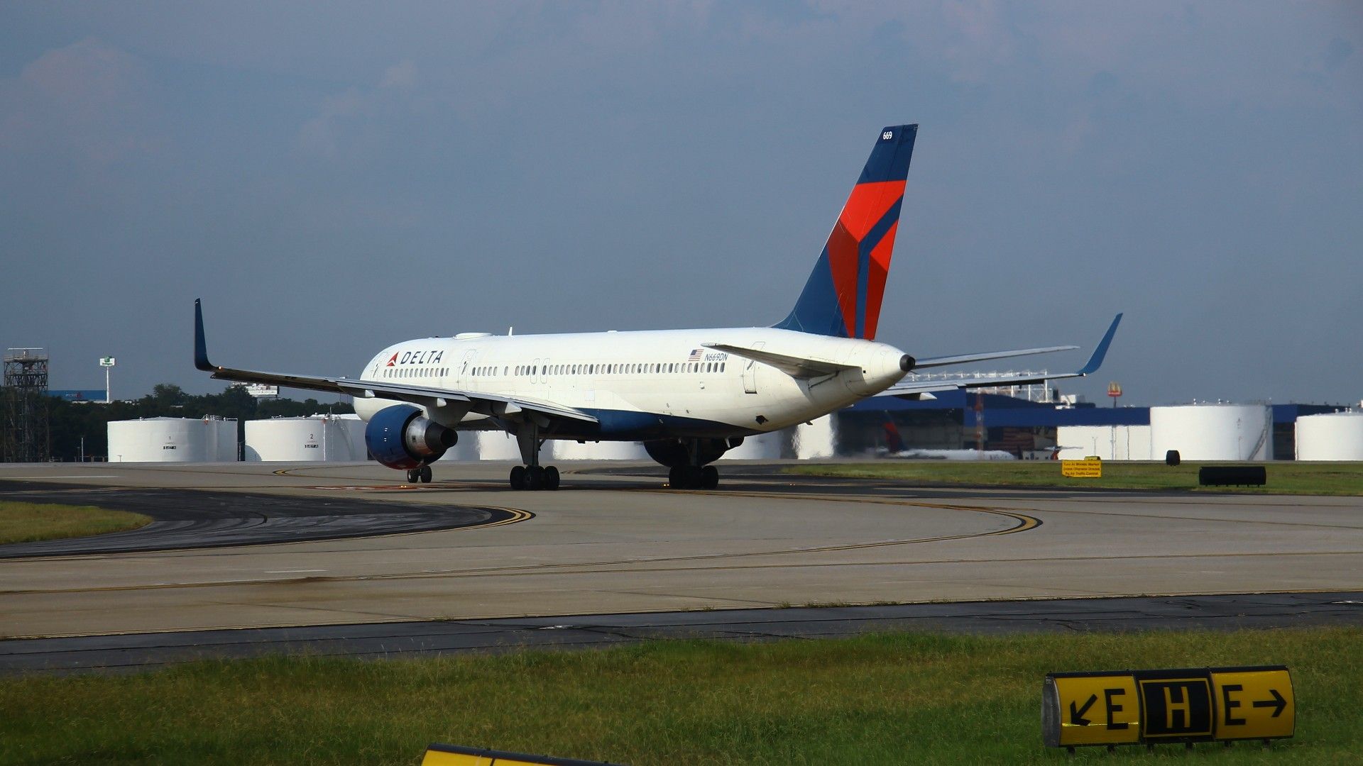 Delta Air Lines Passenger Reportedly Flushes iPhone Down Toilet Amid Cross-Country Flight