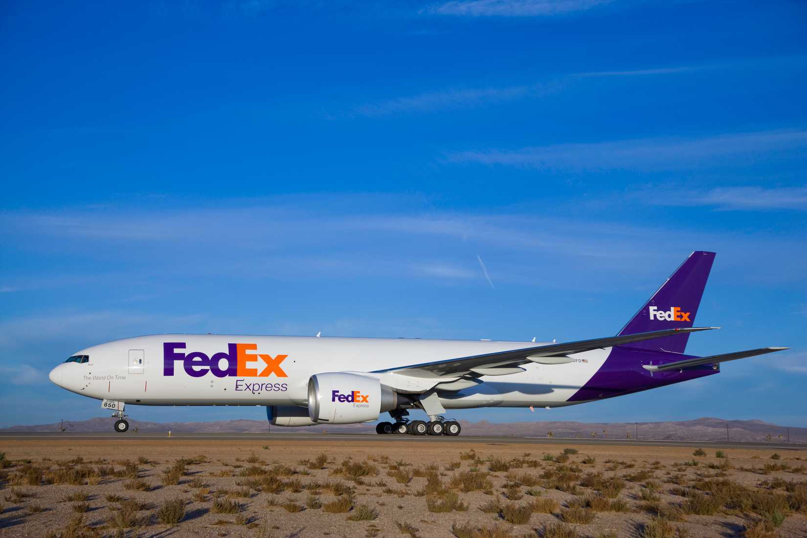 FedEx 777 Taxiing