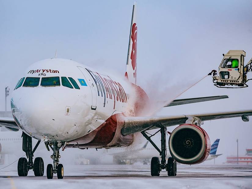 FlyArystan Airbus A320 aircraft parked snow (1)
