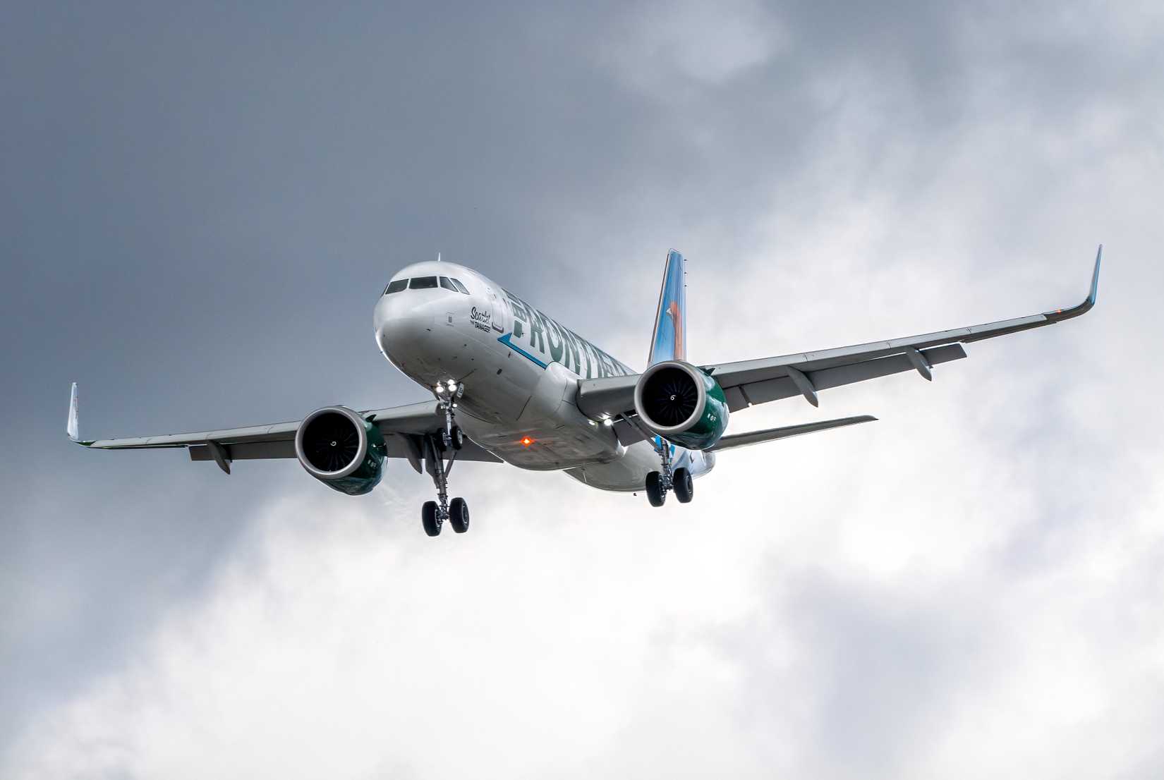 Frontier Airlines Airbus A320neo on final approach