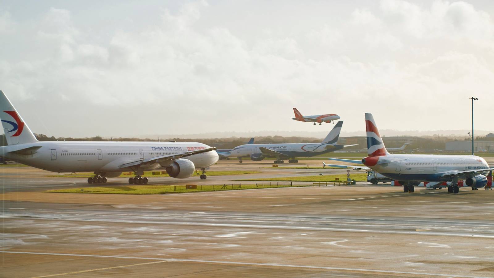 Gatwick avança com 2ª pista: Desafio legal rejeitado libera projeto crucial