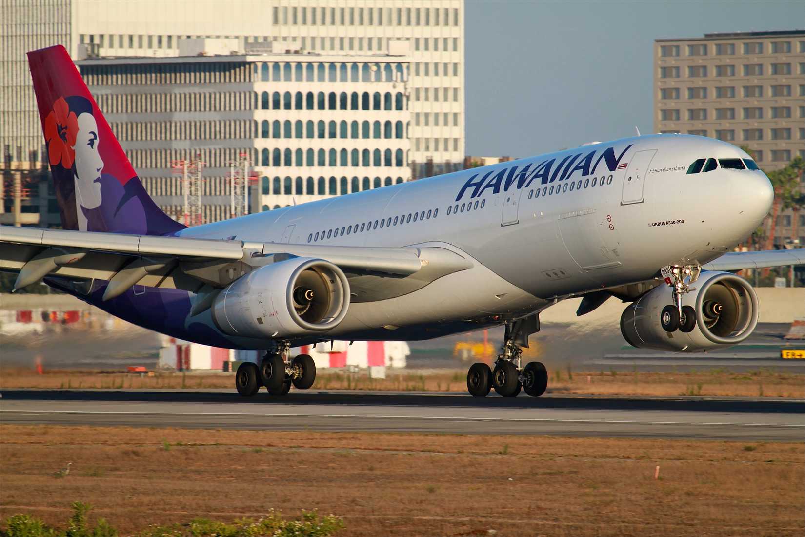 Hawaiian Airlines A330-200 landing
