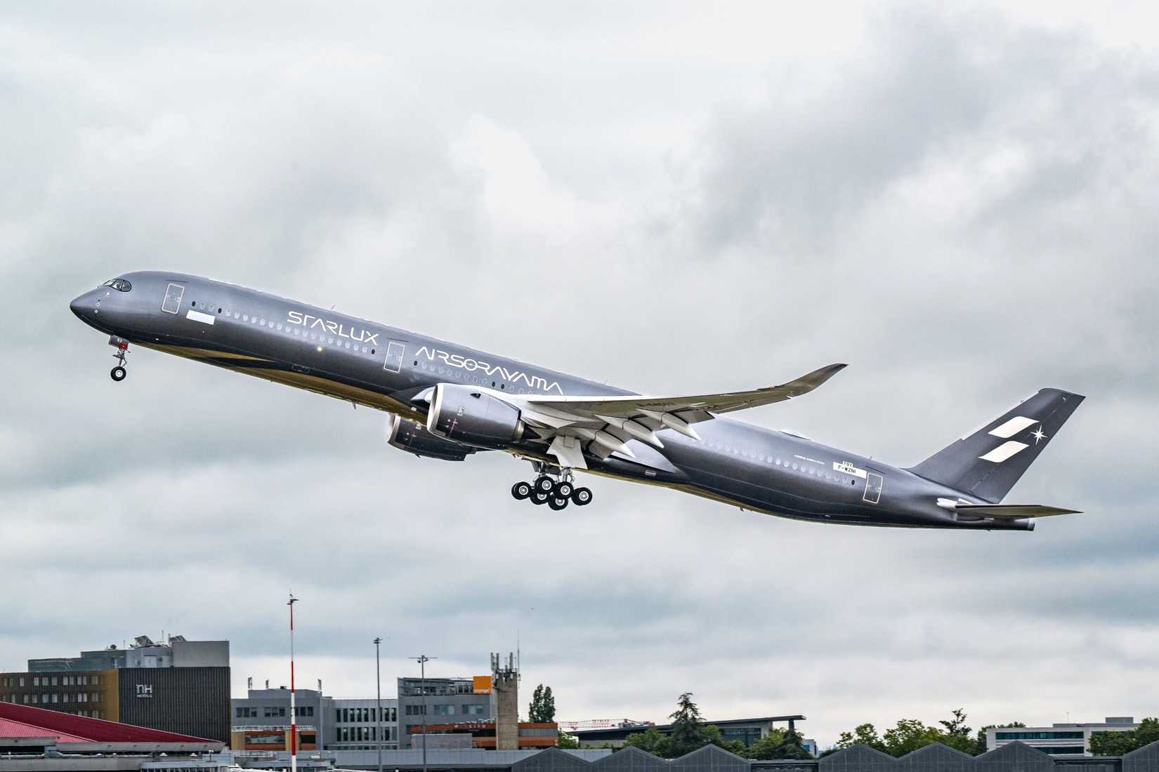 Starlux Airbus A350-1000 in AIRSORAYAMA Silver special livery