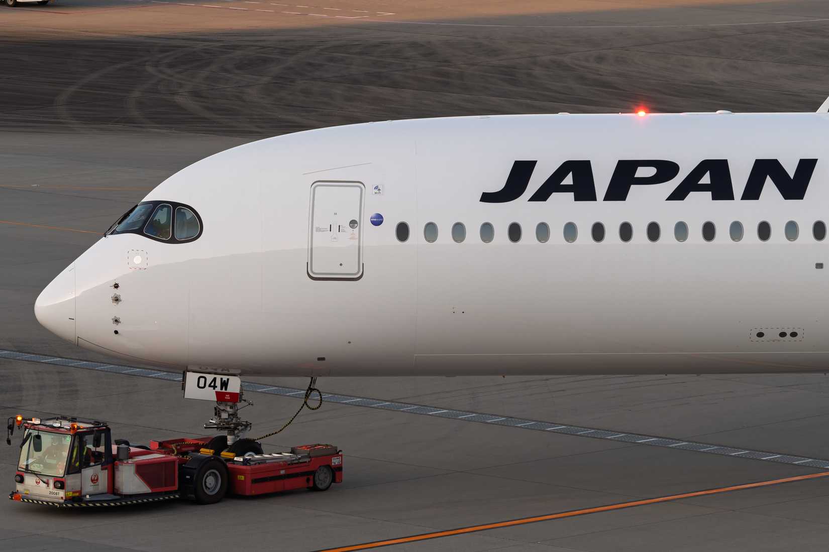Japan_Airlines_A350-1000_JA04WJ_-_4