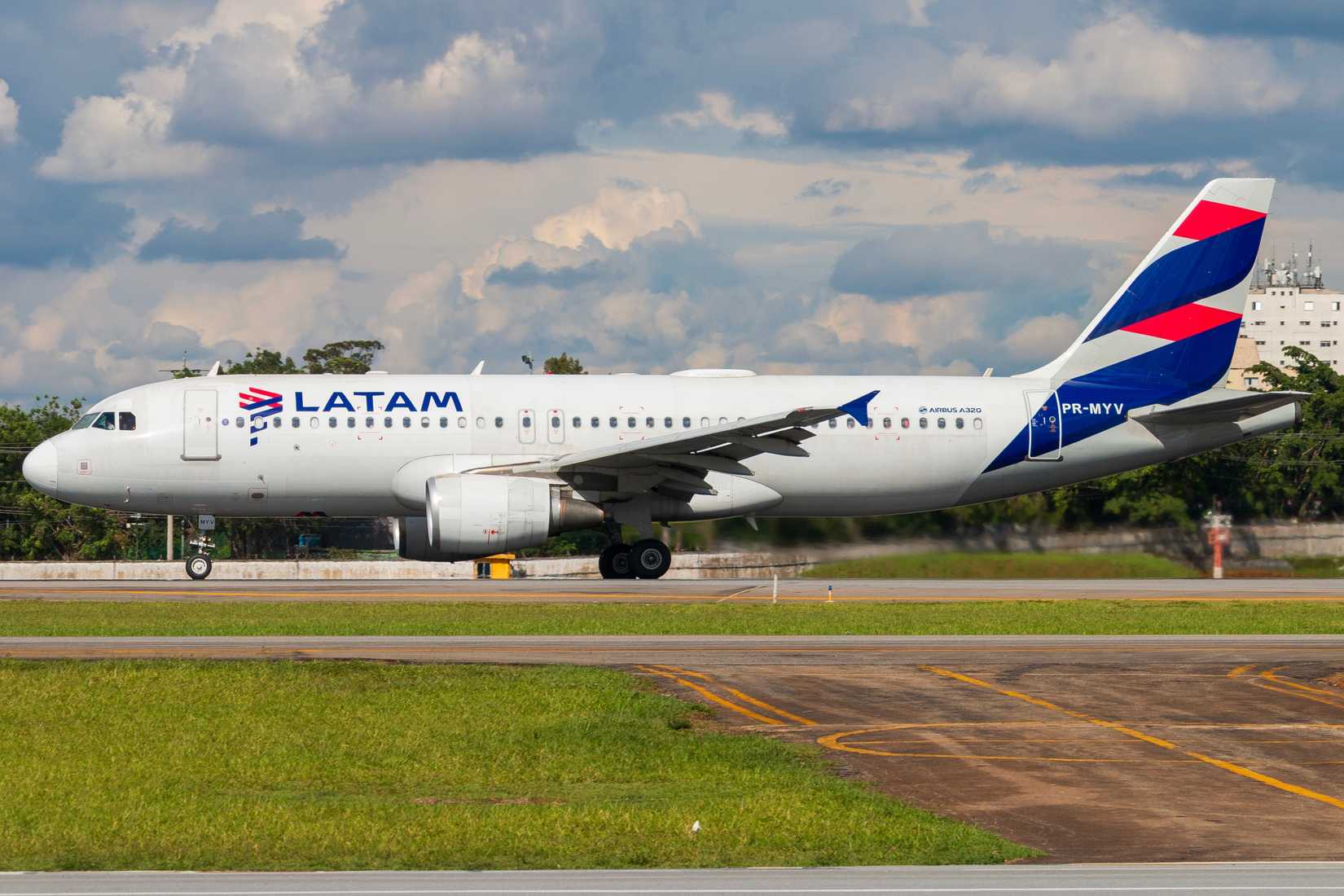 LATAM Airbus A320 taxi