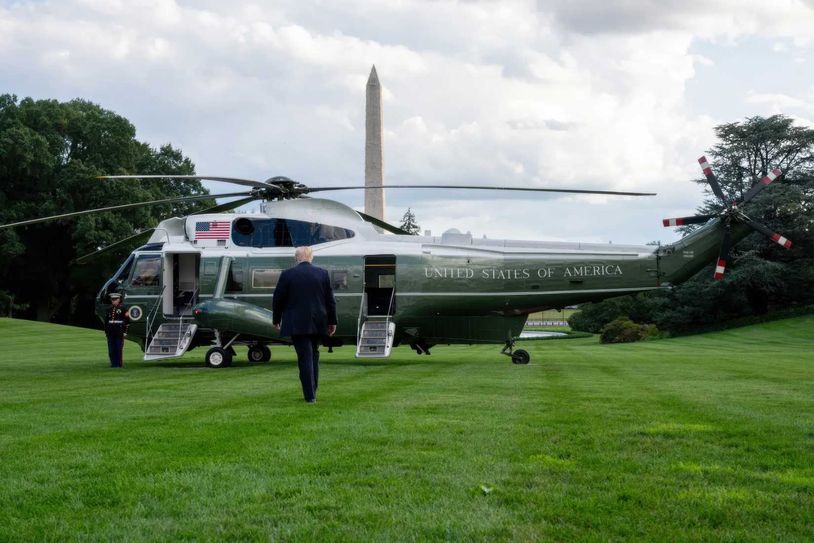 Marine One Donald Trump walking towards