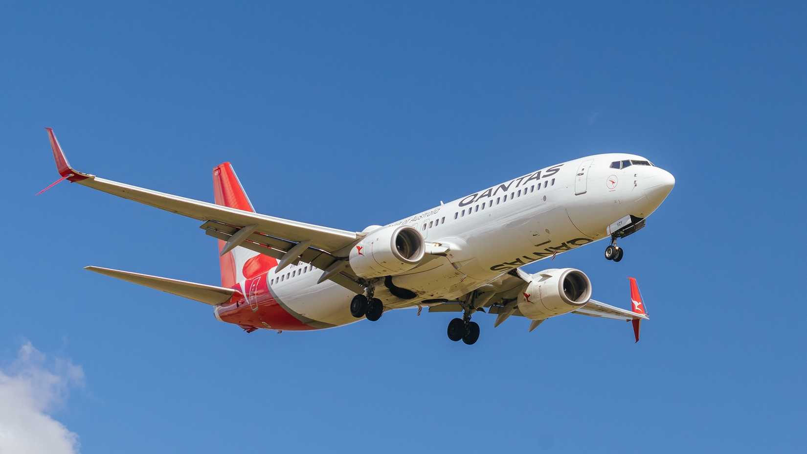 Qantas Boeing 737 on approach to Sydney