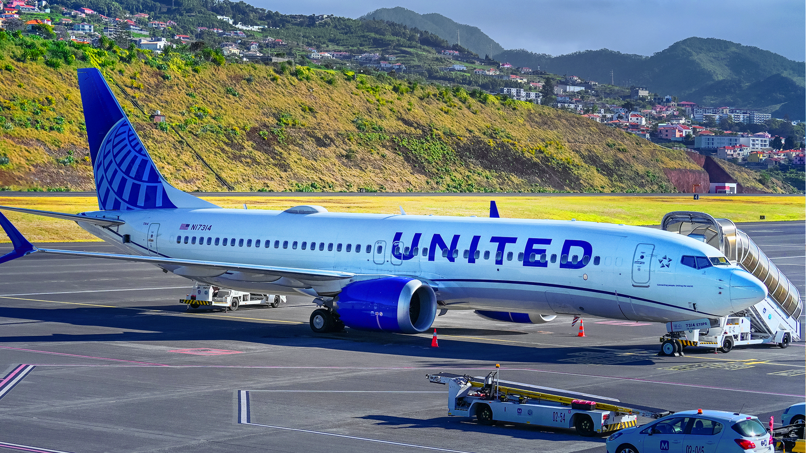 United Airlines Boeing 737 MAX 8 Parked Custom Thumbnail