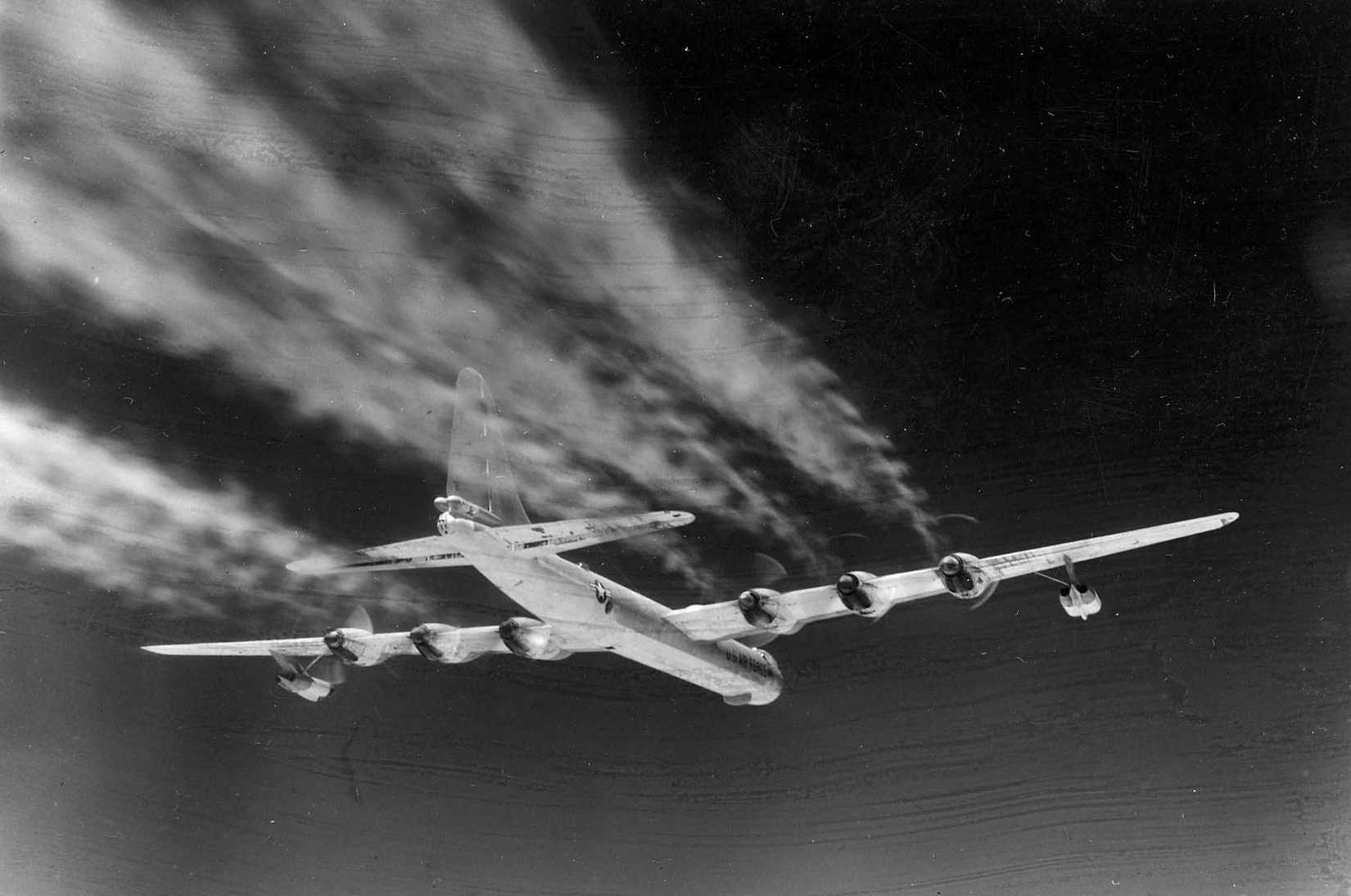 RB-36H_with_six_contrails