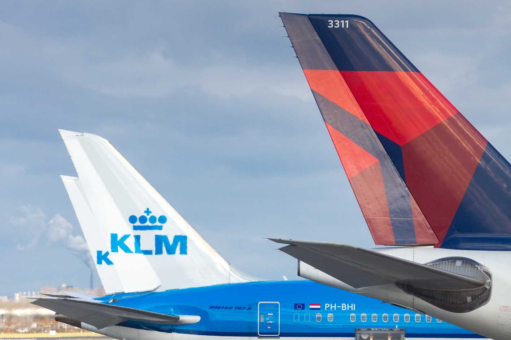 Delta & KLM tails.