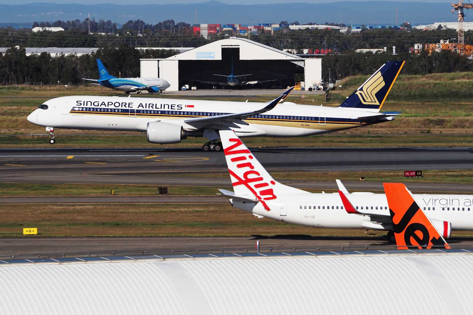 Singapore A350 Landing Behind Virgin 737