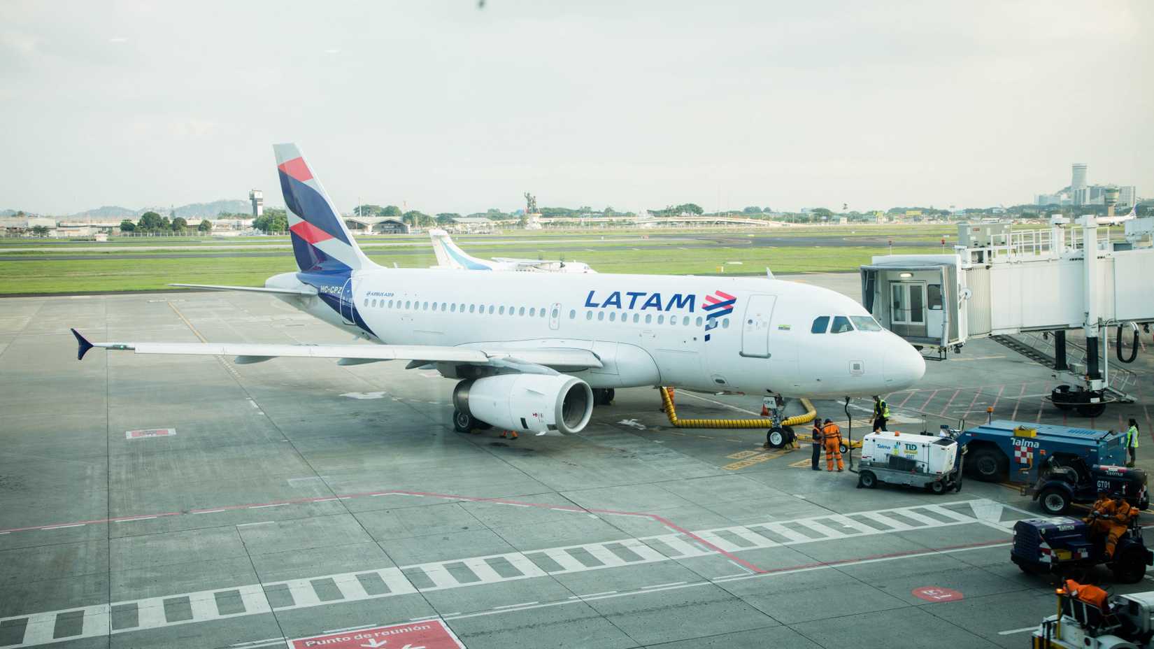 LATAM Airbus A319-100 Parked