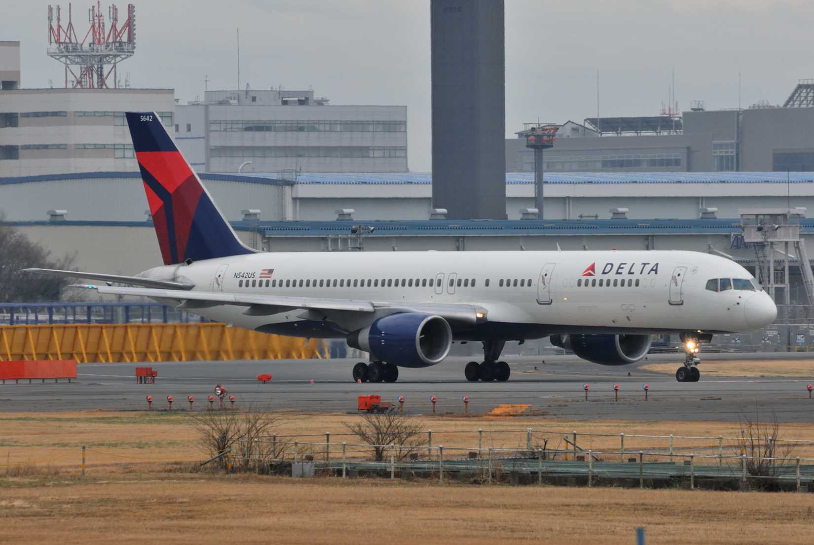 Delta 757 Taxiing