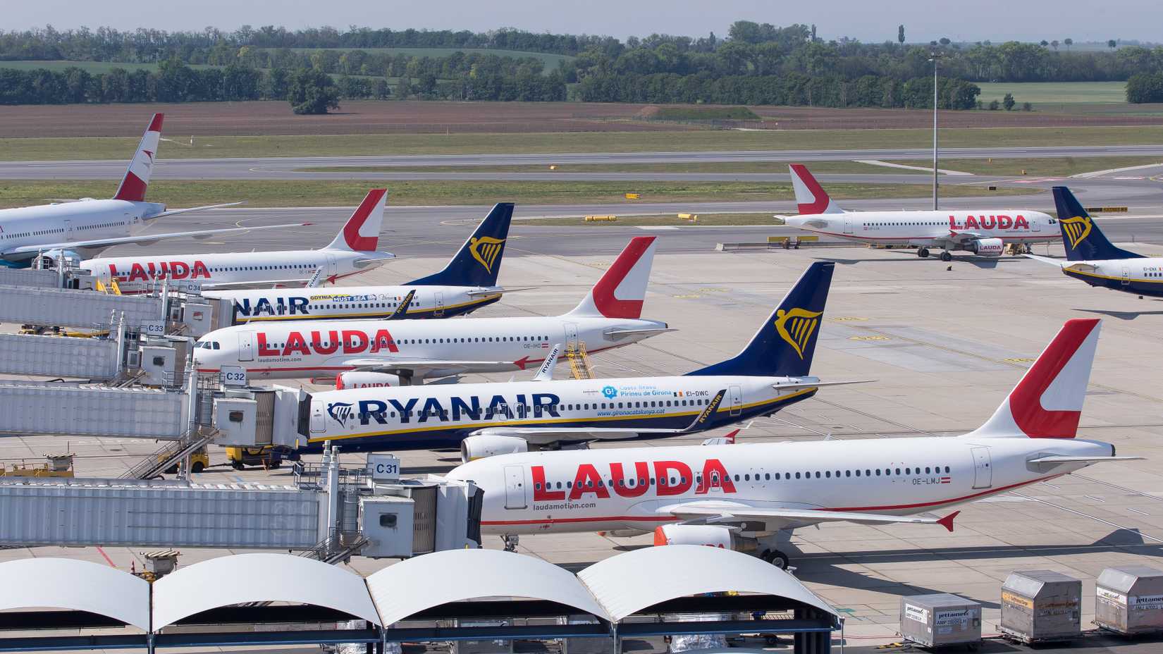 Lauda Airbus A320 and Ryanair Boeing 737 at Vienna Airport