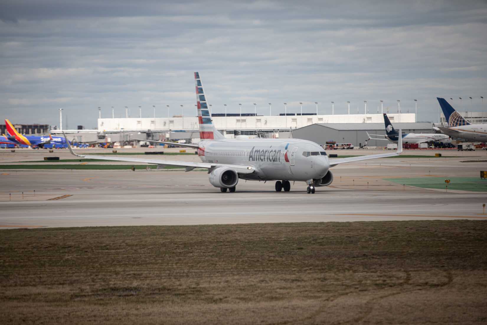 american airlines boeing 737 at chicago o'hare
