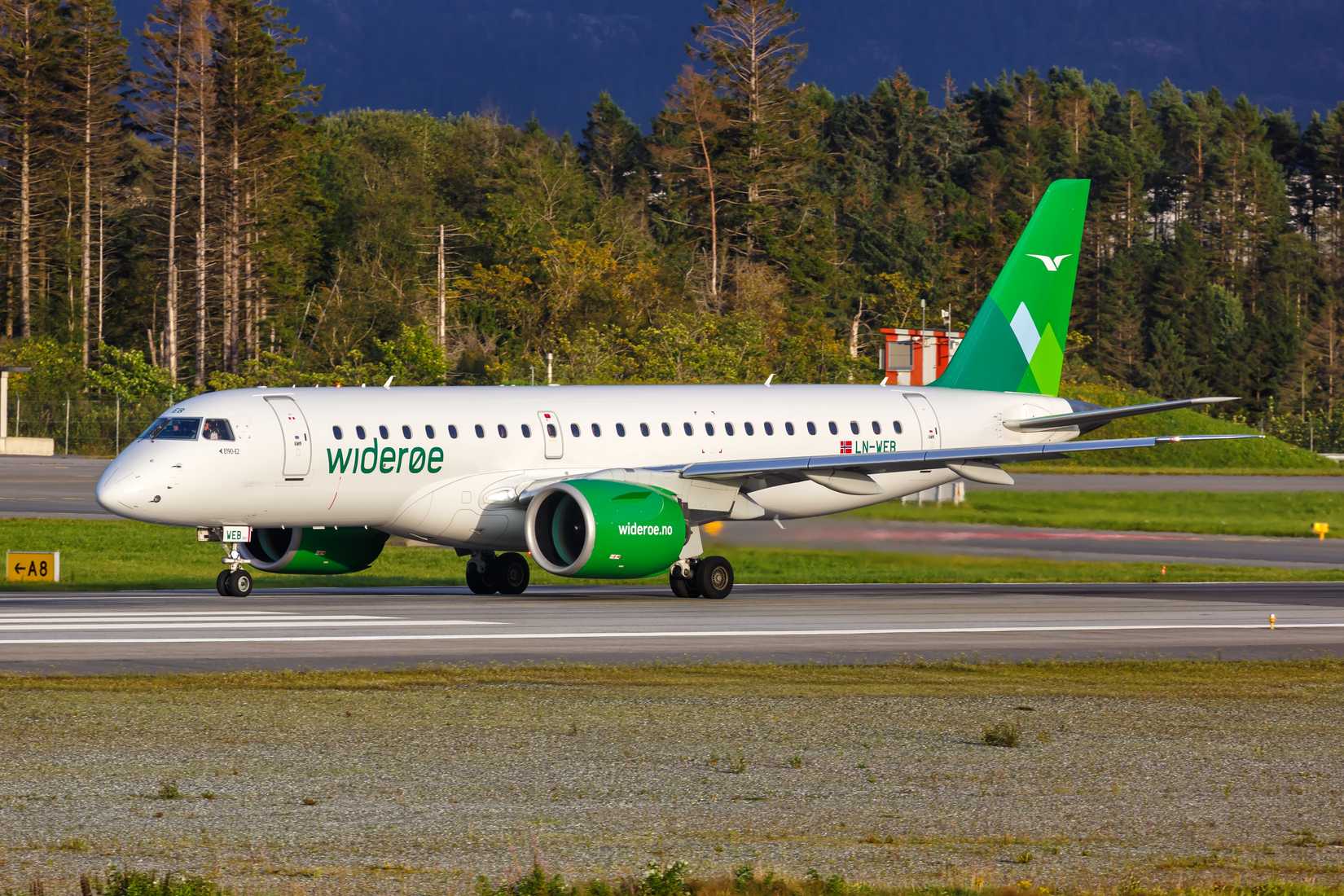 Wideroe Embraer E190-E2 Taxiing
