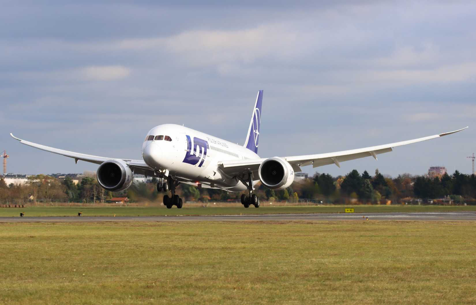 LOT Polish Airlines Boeing 787-8 Landing