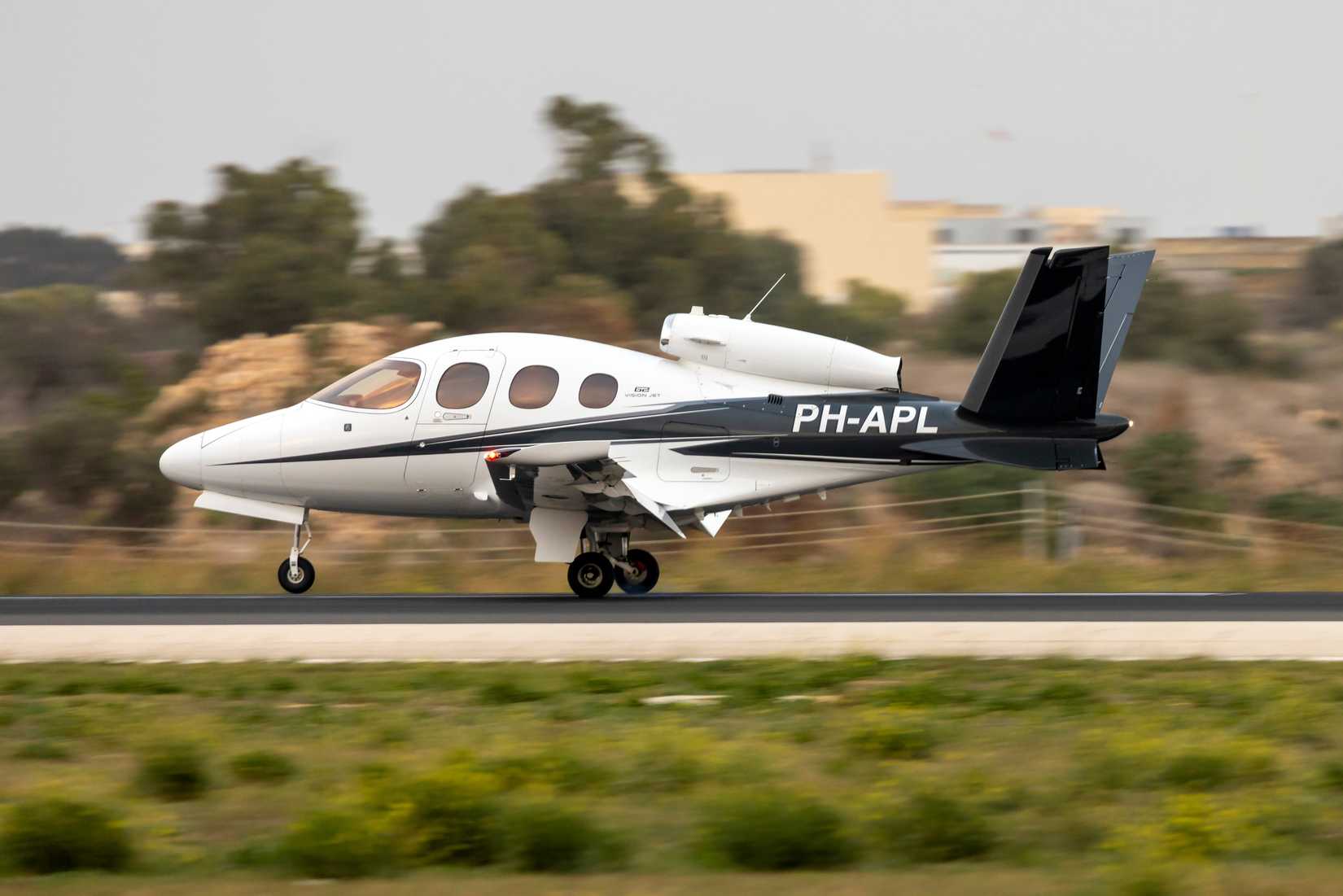 Cirrus SF50 Vision Jet Landing