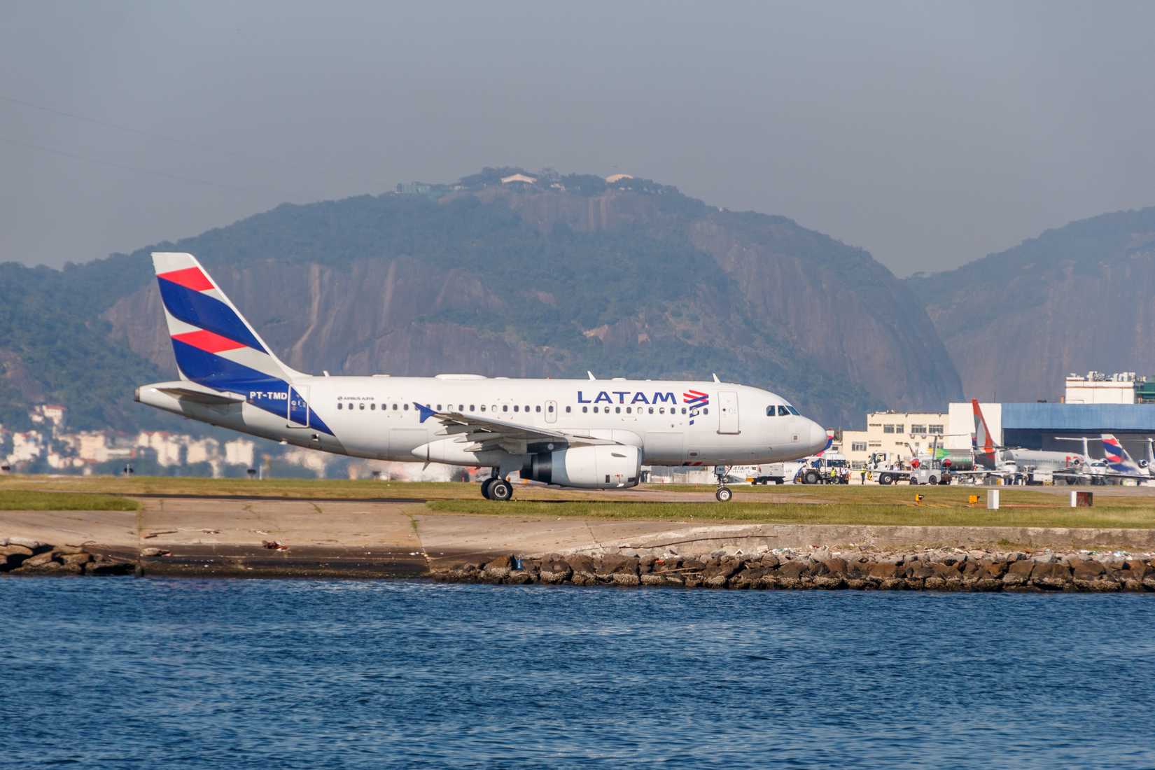 LATAM Airbus A319-100 Taxiing
