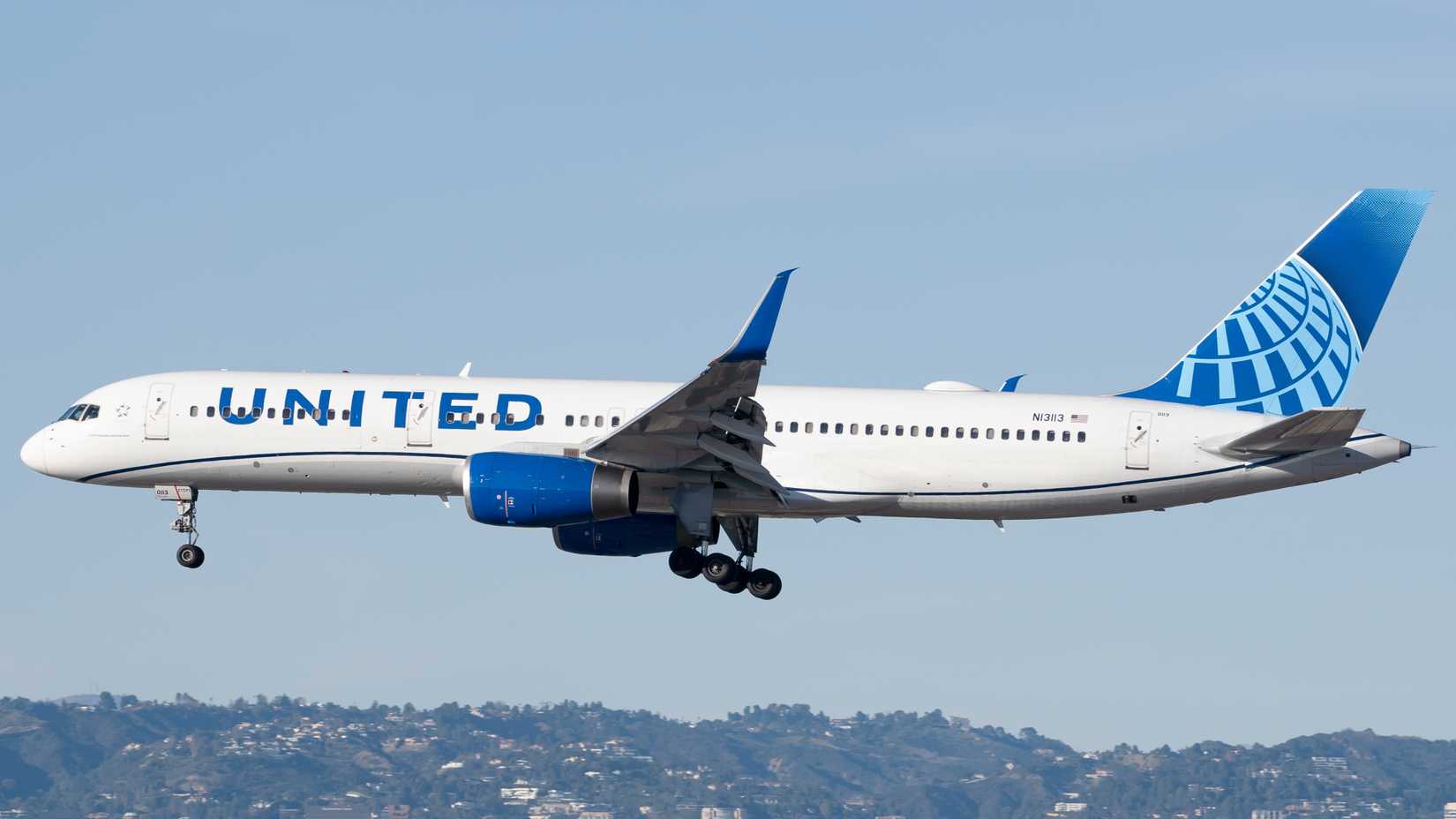 United Airlines Boeing 757 on the final approach 