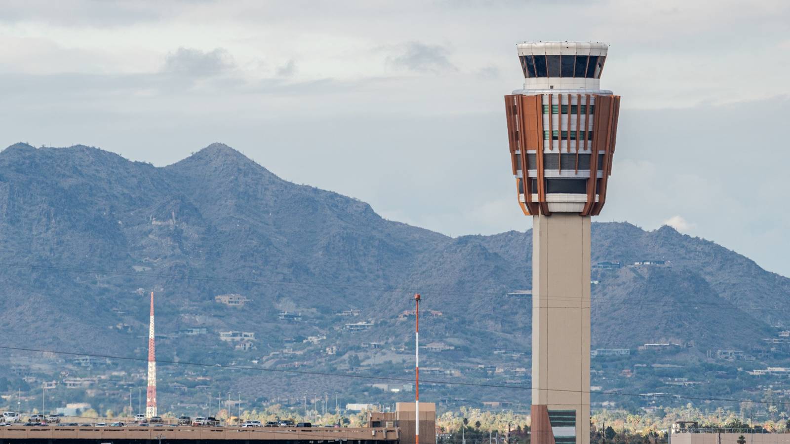 FAA atrasa aumento a controladores de tráfego aéreo, apesar de turnos exaustivos