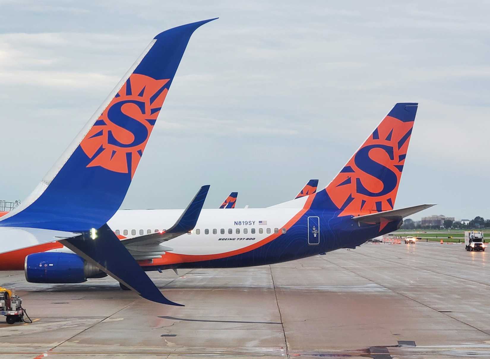 Sun Country 737s Parked