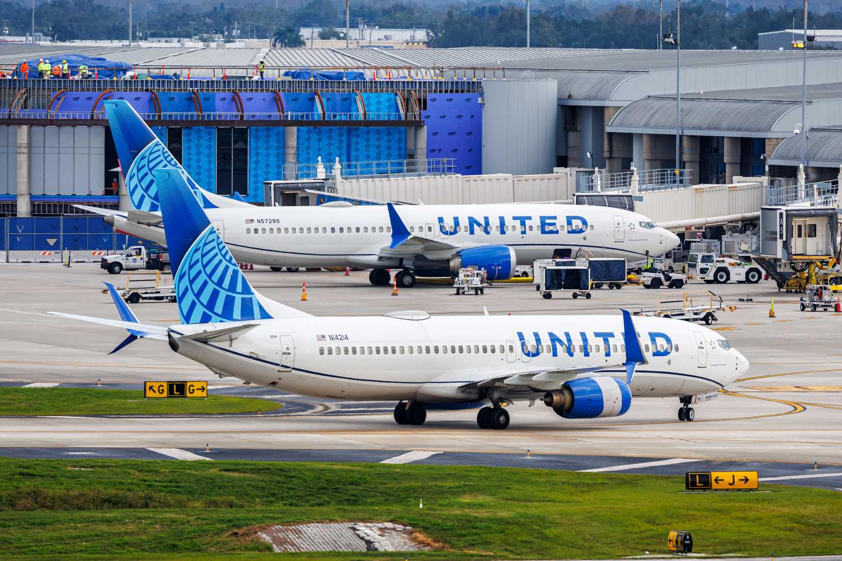 United Airlines Boeing 737-800 Taxiing