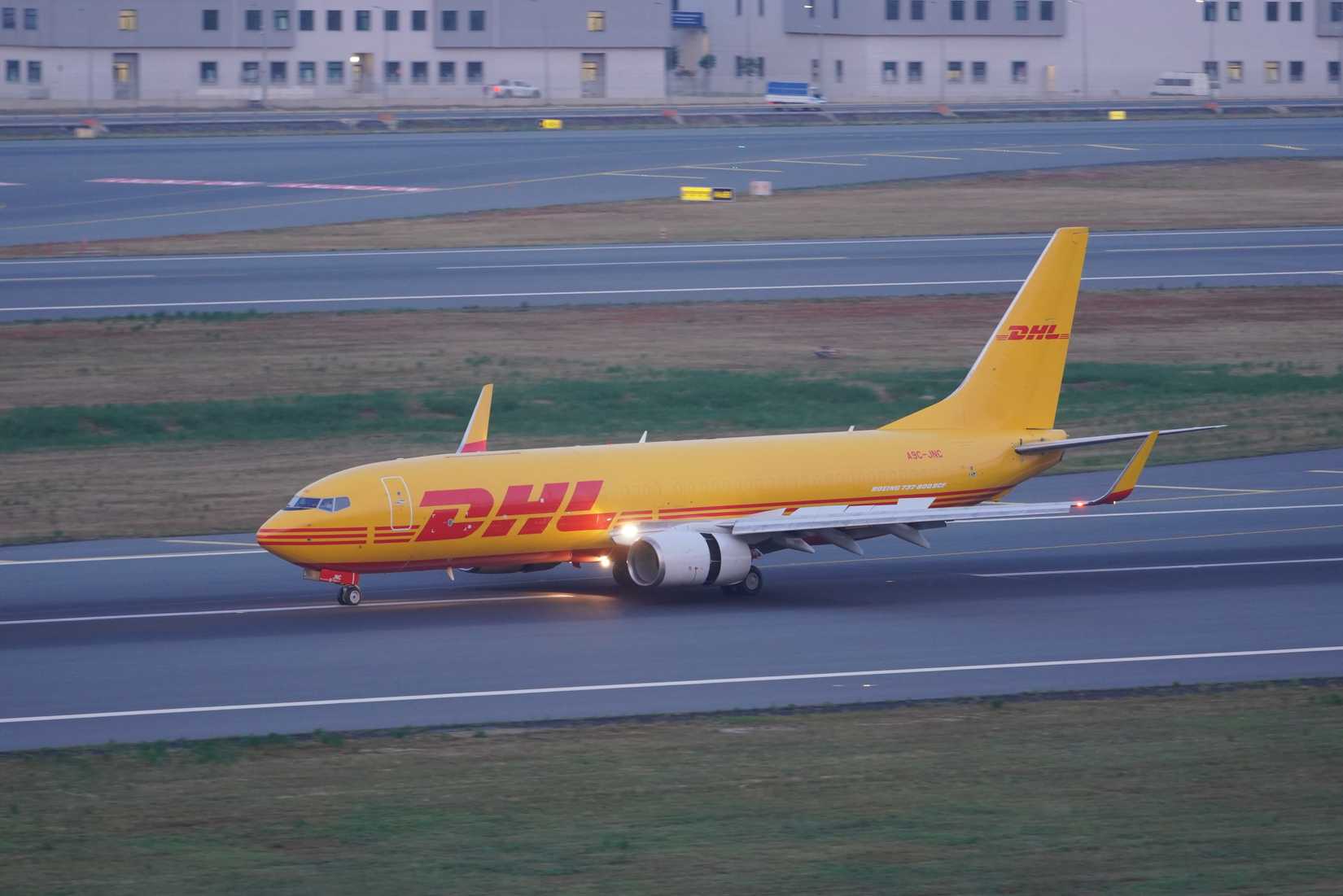 DHL 737 Taxiing