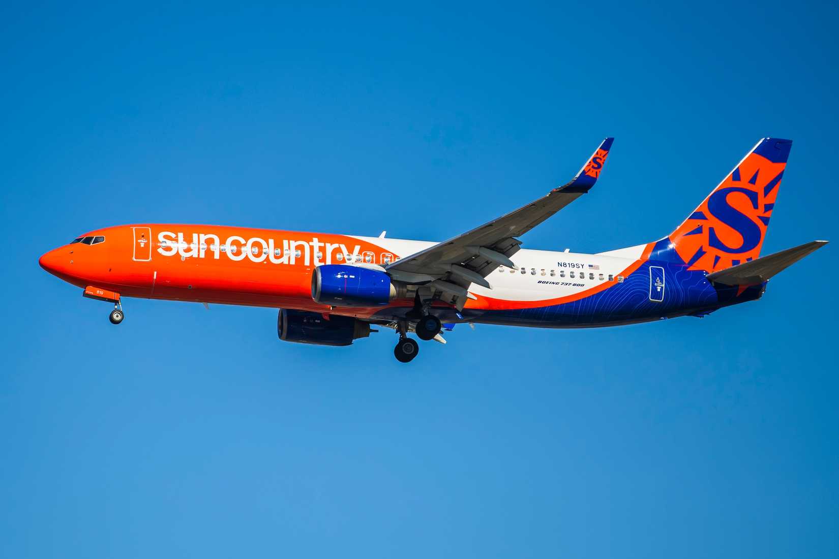 Sun Country Boeing 737-800 on approach
