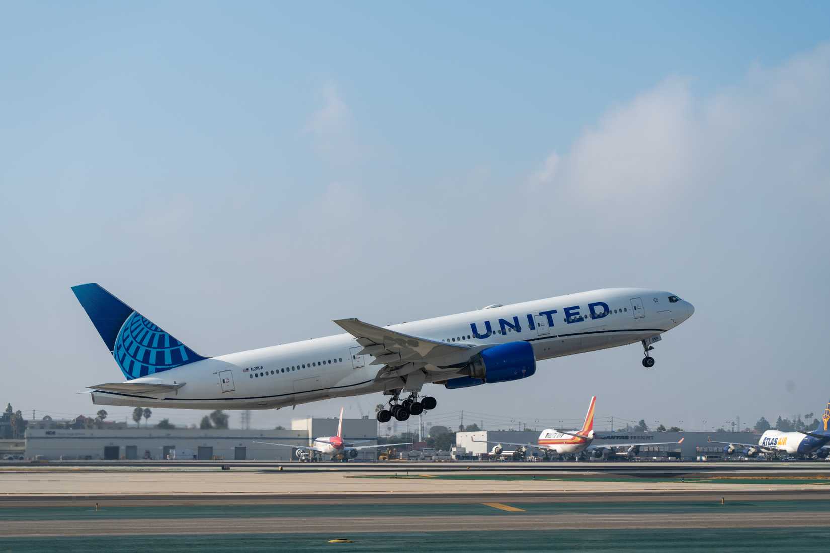 United Airlines Boeing 777 taking off from Los Angeles Airport 