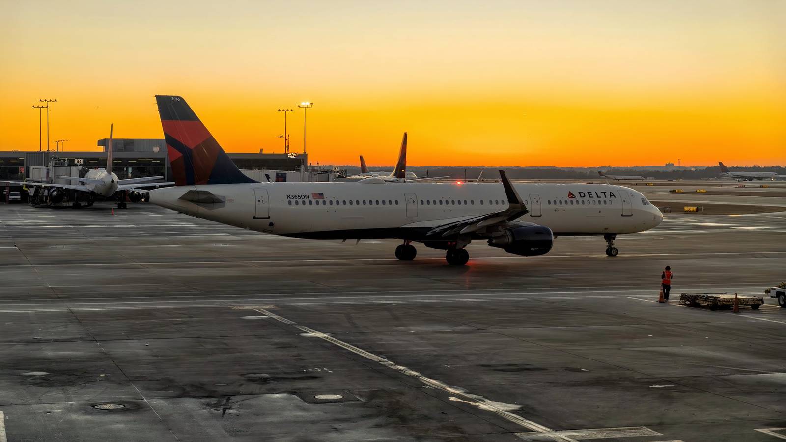 Plagued By Real Estate: Delta Air Lines Looks At Opening Houston Sky Club