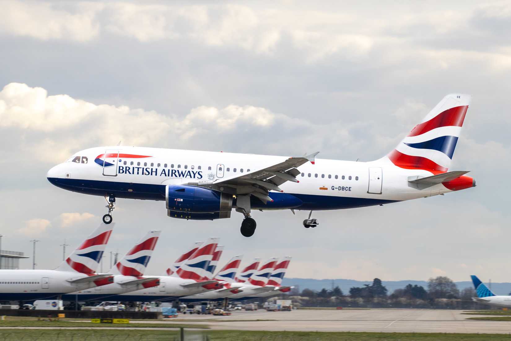 British Airways Airbus A318 landing