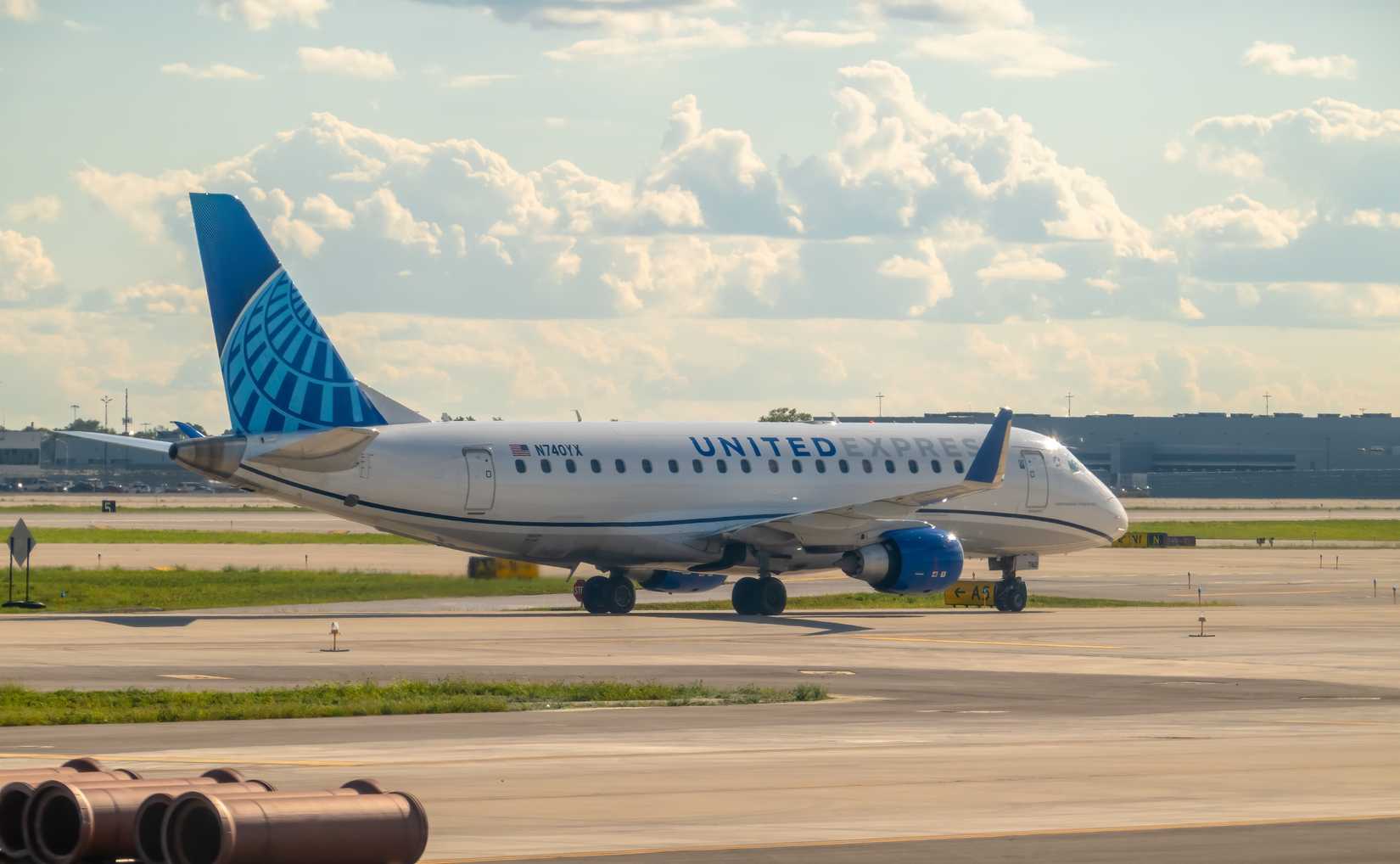 United E175 Taxiing