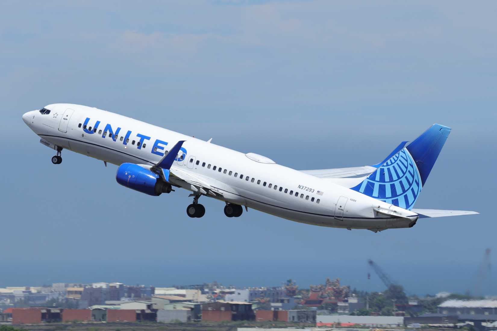 United Airlines Boeing 737-800 aircraft 