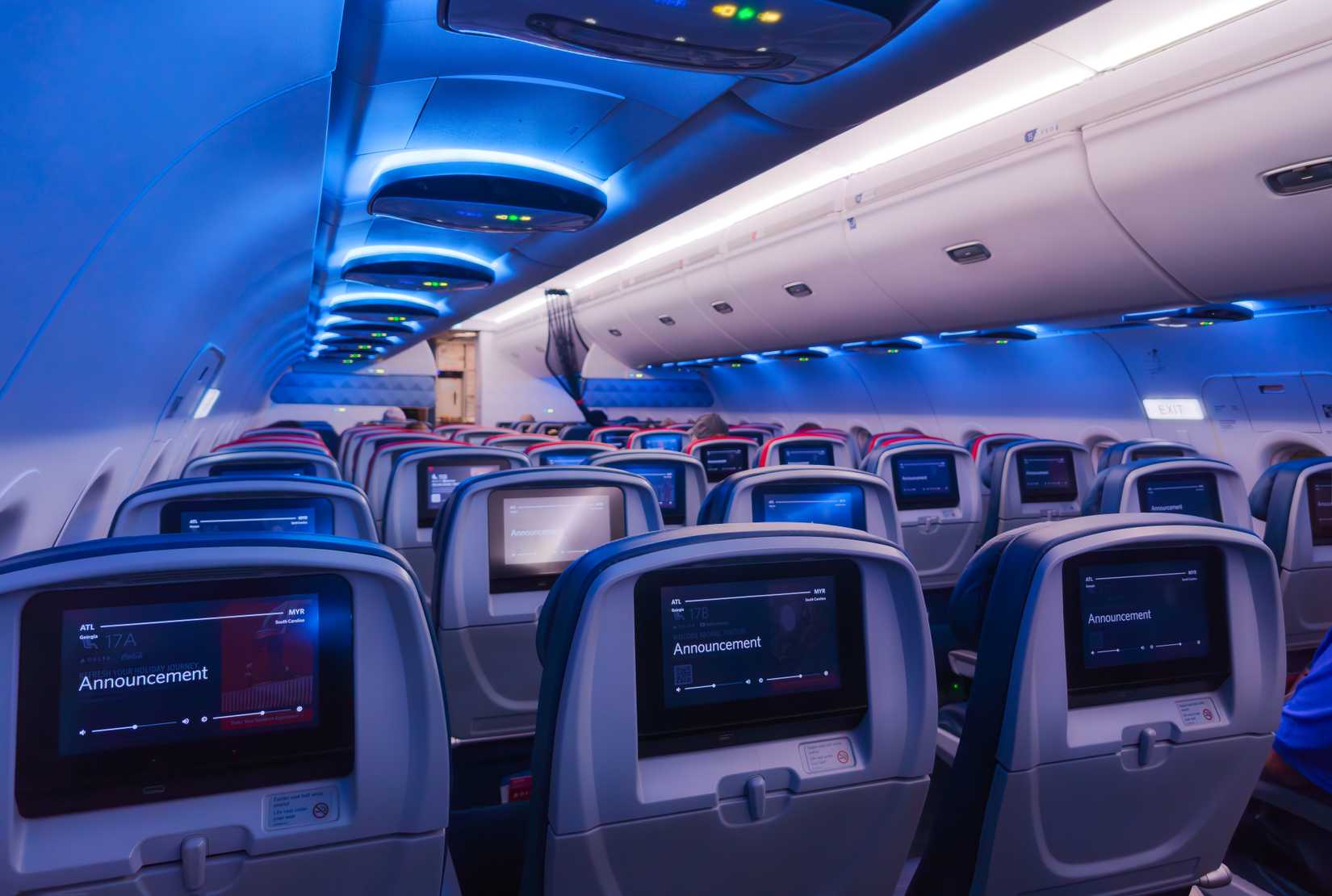 delta air lines airbus a320 main cabin