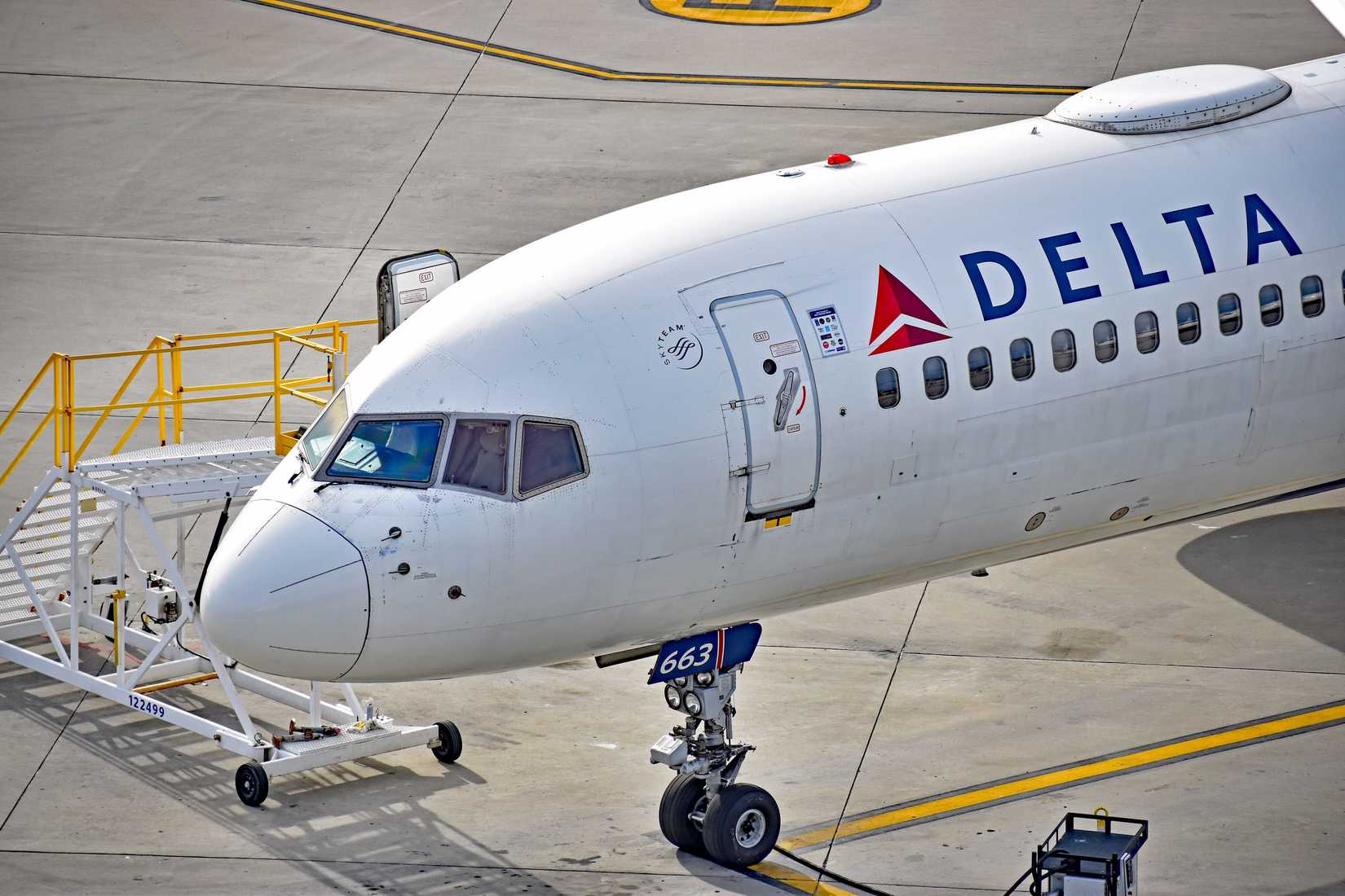 Close up of Delta Air Lines Boeing 757-200 aircraft 