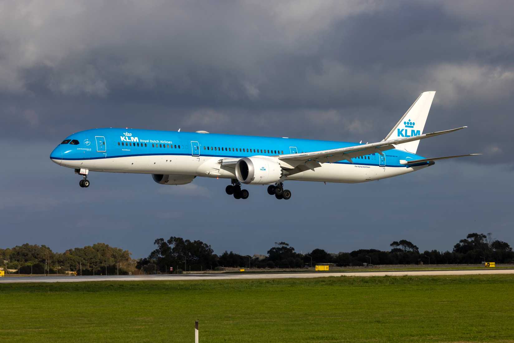 KLM 787 Landing