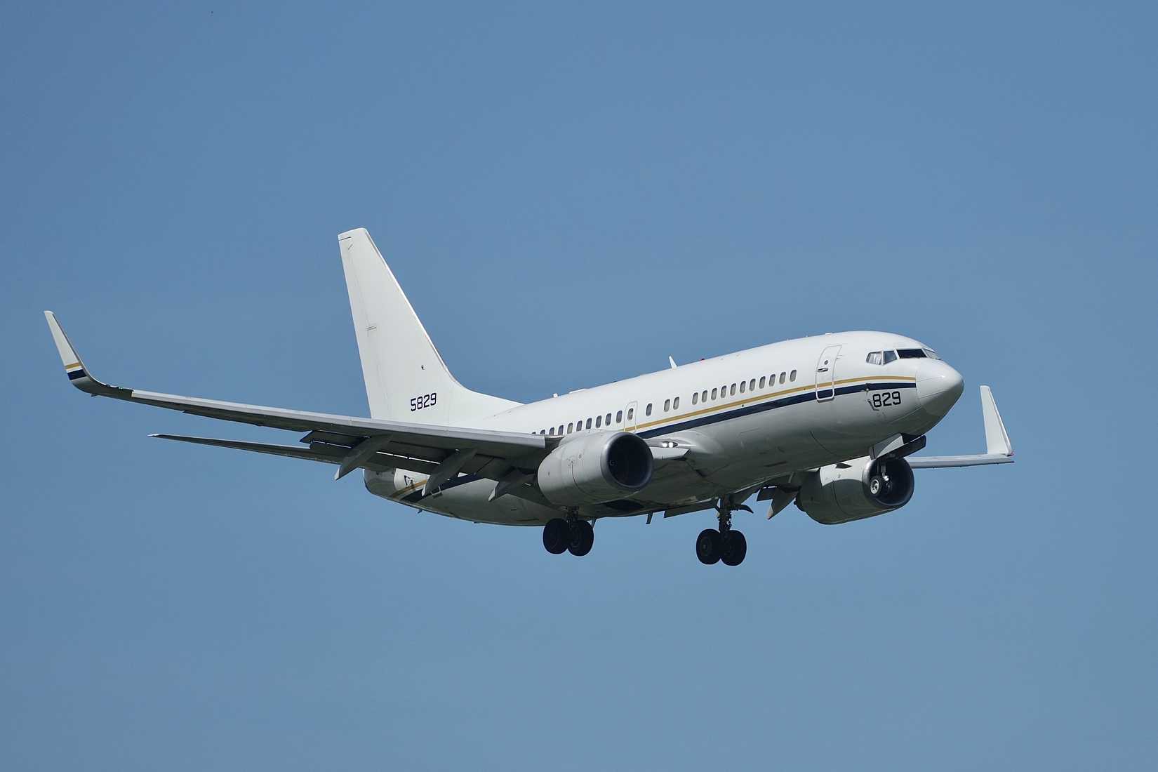 US Government Boeing 737-700 On Approach