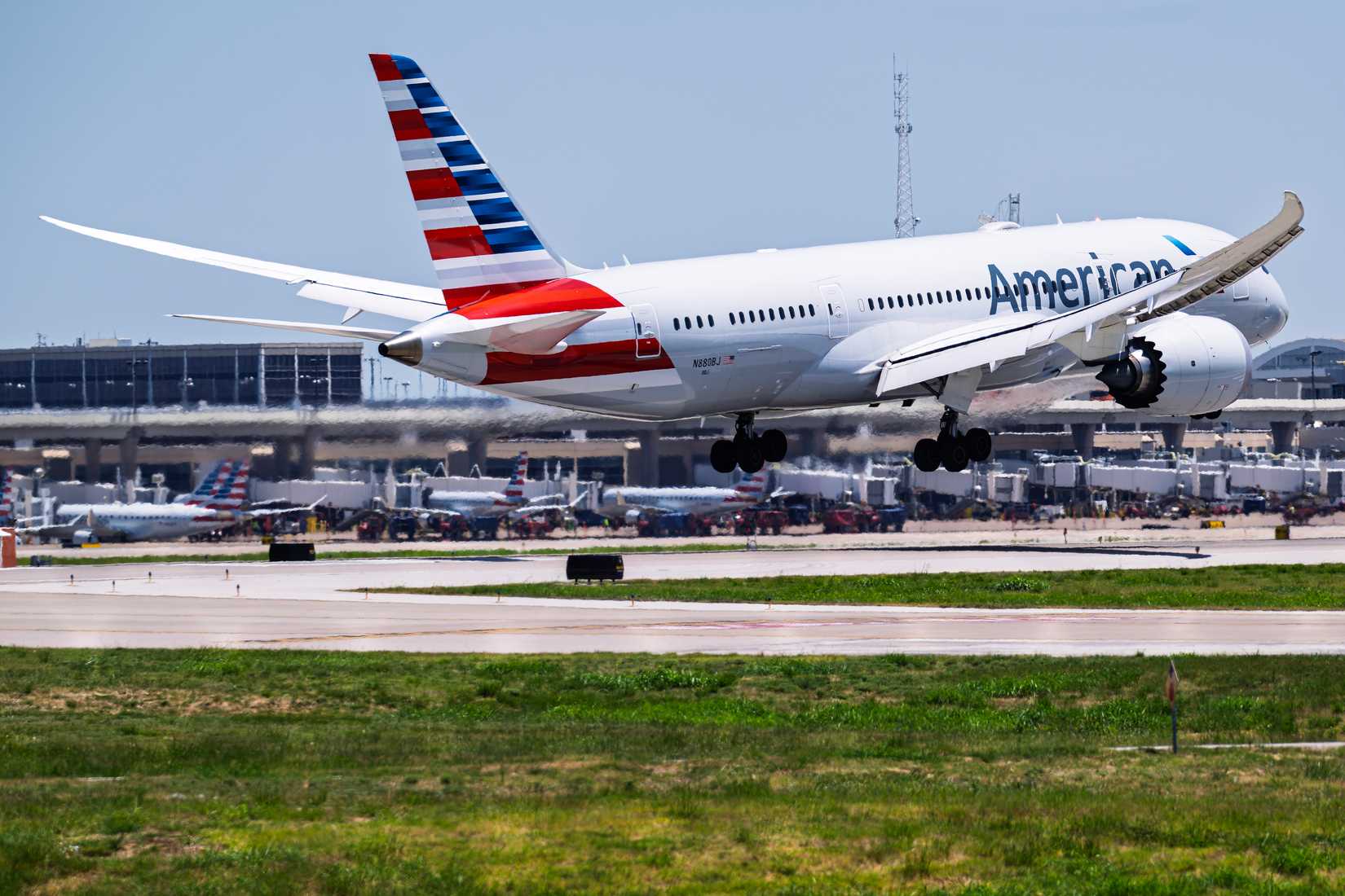 American Airlines Boeing 787-8 Landing