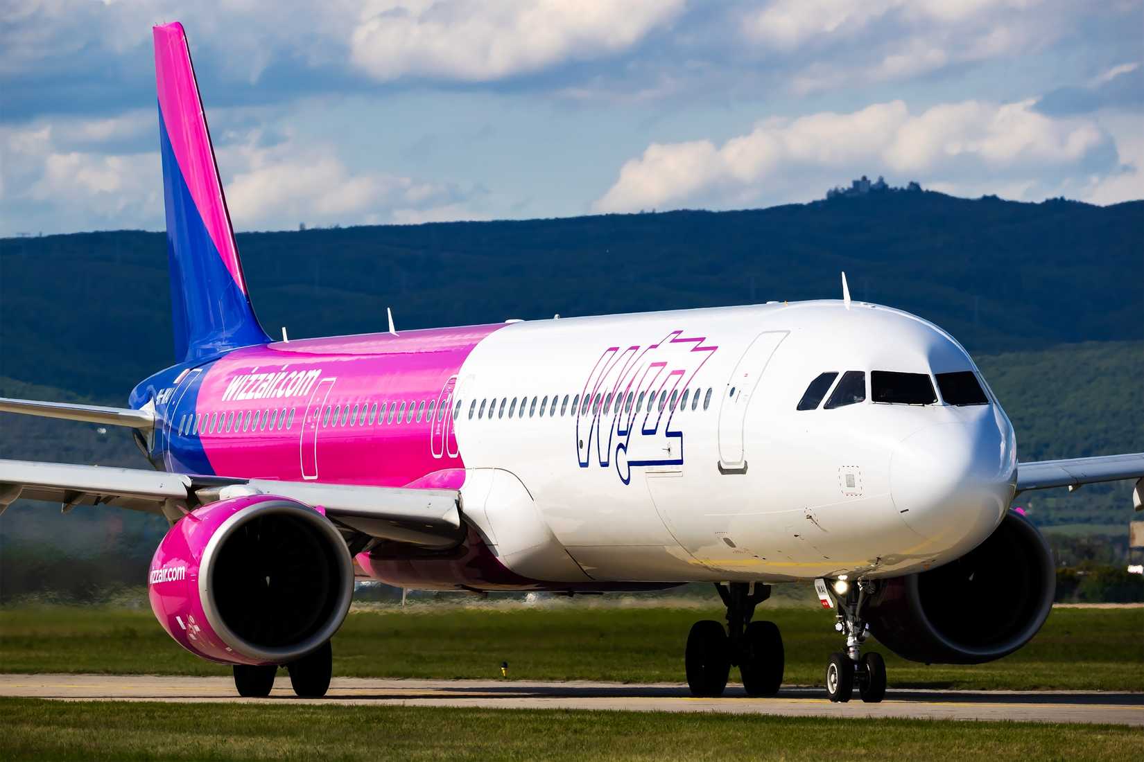 Wizz A321neo Taxiing