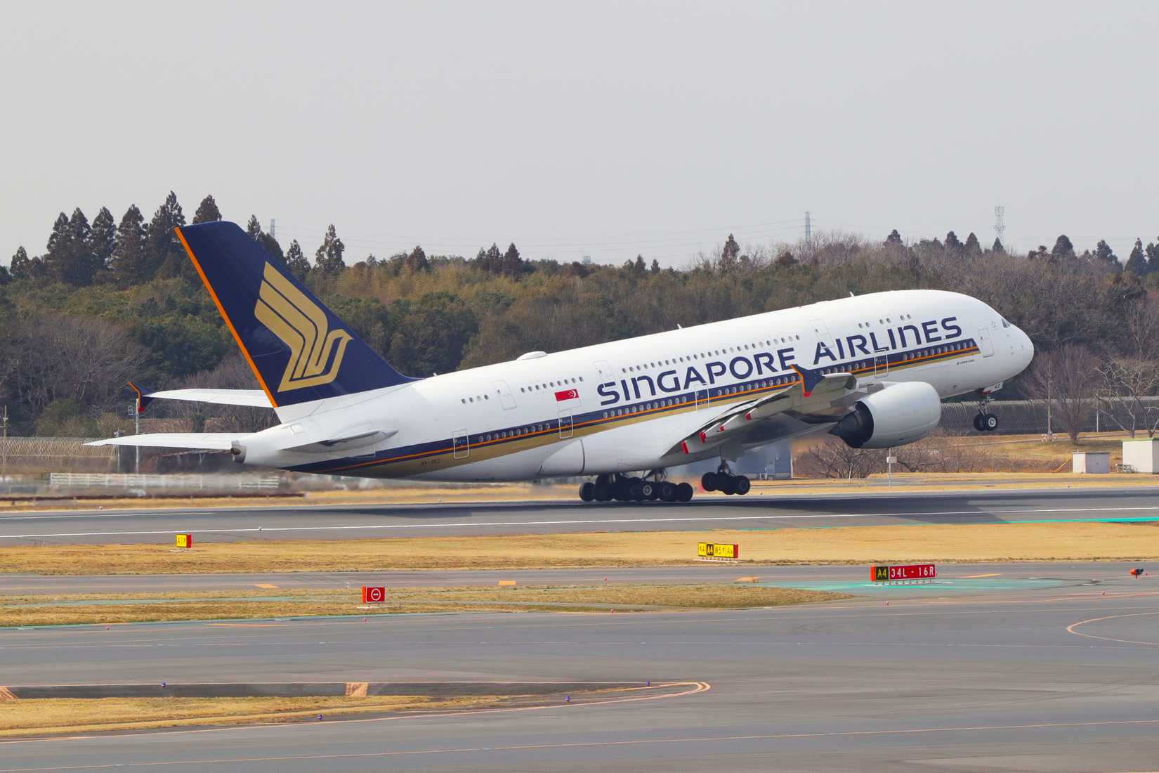 Singapore Airlines Airbus A380 takeoff