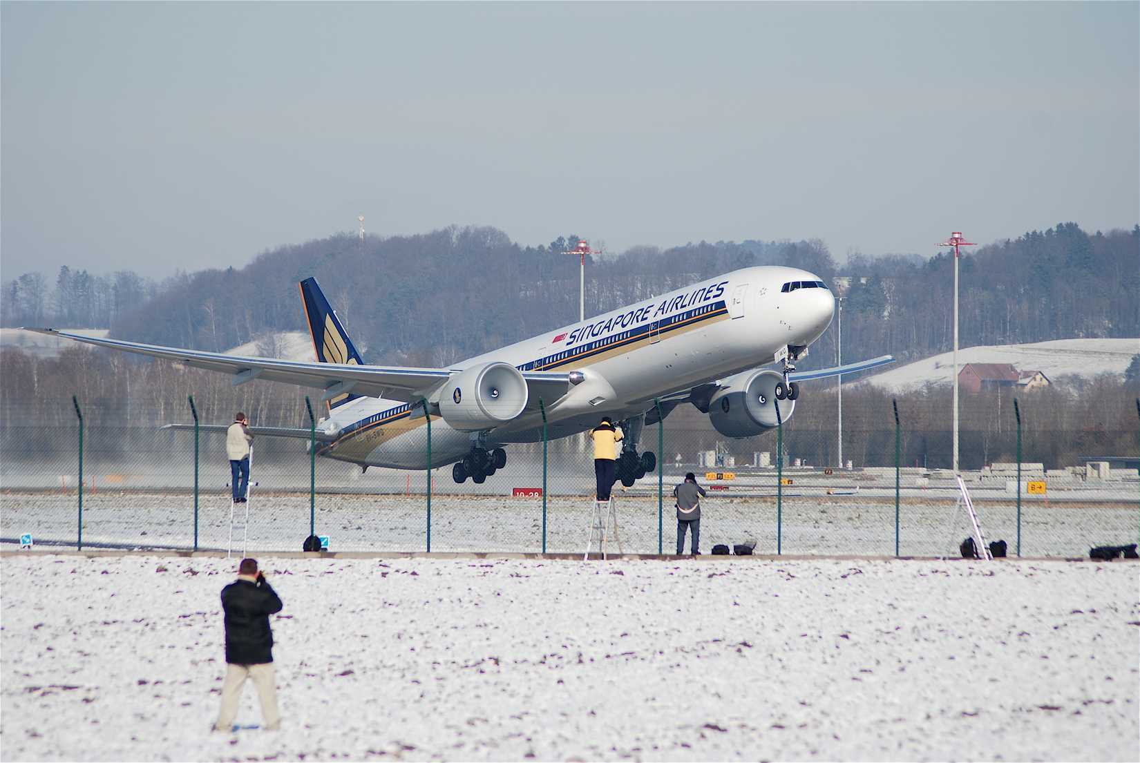 Singapore_Airlines_Boeing_777-300,_9V-SWG@ZRH,28.01.2007-449bg_-_Flickr_-_Aero_Icarus