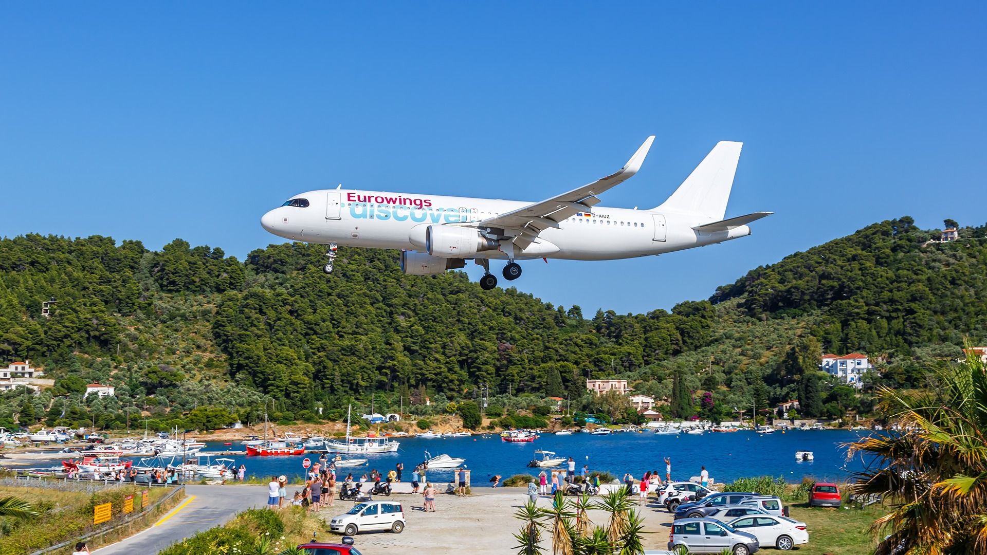 Two Tourists Seriously Injured by Jet Blast at Skiathos Airport (JSI) Beach