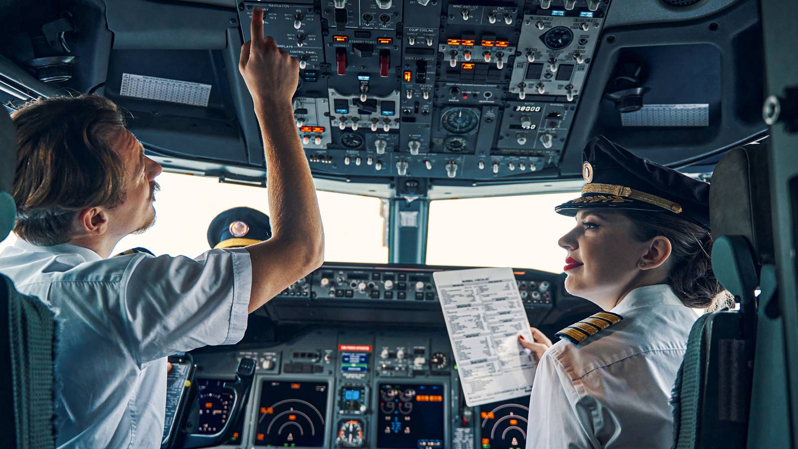 O 'Script' Secreto: Frases Fixas que Pilotos Recitam por Segurança na Aviação