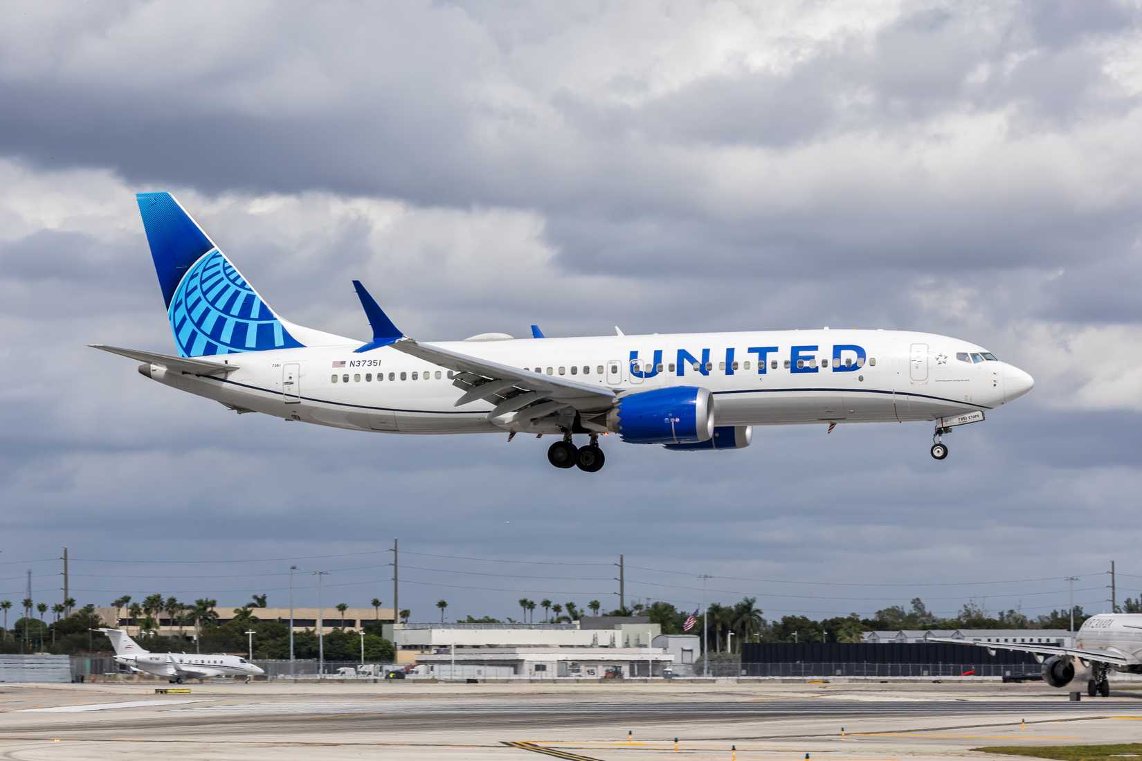 United Airlines 737 MAX 8 landing