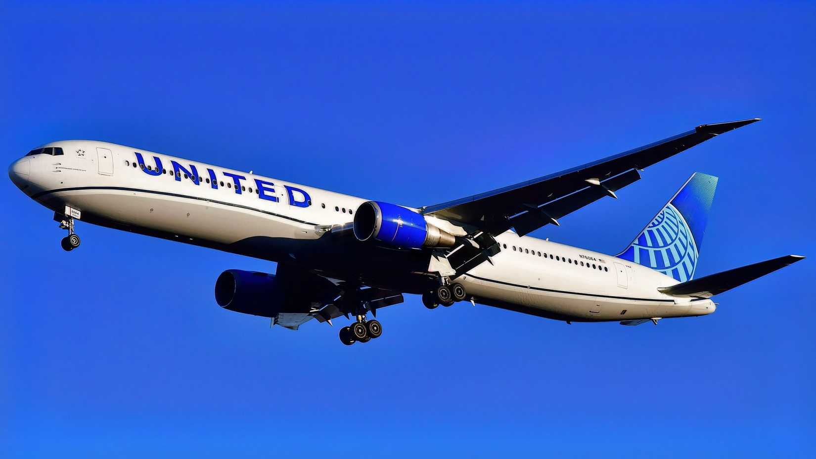 United Airlines 767-400ER on short final